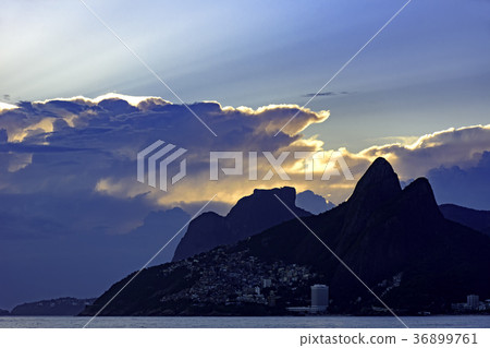 Cloudy sunset at Ipanema beach Cloudy sunset at Ipanema beach 36899761