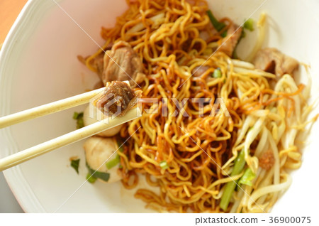 braised pork picking in white plastic chopstick 36900075