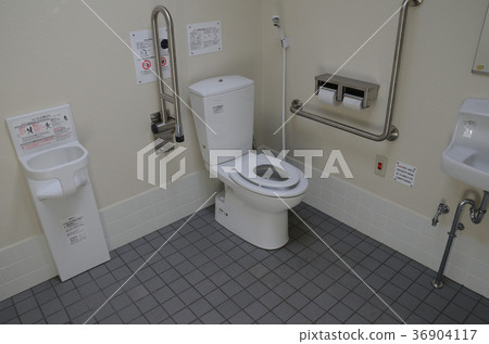 裡面有多功能馬桶 36904117