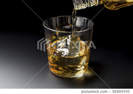 Pour whiskey Pour whiskey 36904595