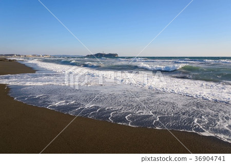 Tsujido coast where strong winds make interesting waves Tsujido coast where strong winds make interesting waves 36904741