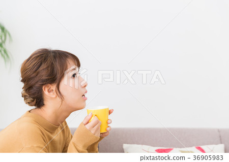 一個女人在一個房間裡喝一杯 一個女人在一個房間裡喝一杯 36905983