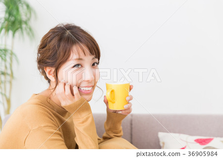 一個女人在一個房間裡喝一杯 一個女人在一個房間裡喝一杯 36905984