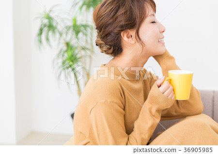 一個女人在一個房間裡喝一杯 一個女人在一個房間裡喝一杯 36905985
