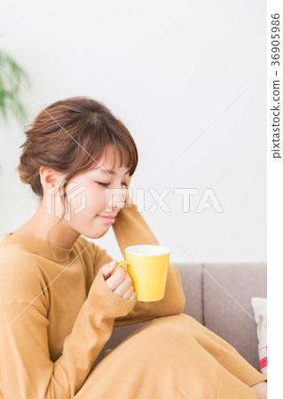 一個女人在一個房間裡喝一杯 一個女人在一個房間裡喝一杯 36905986