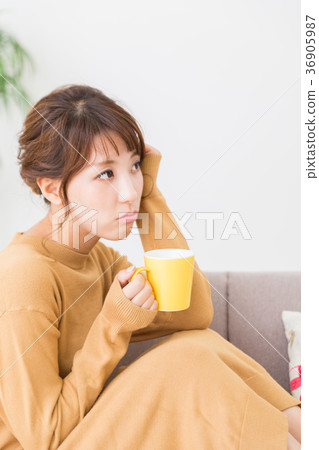 一個女人在一個房間裡喝一杯 一個女人在一個房間裡喝一杯 36905987