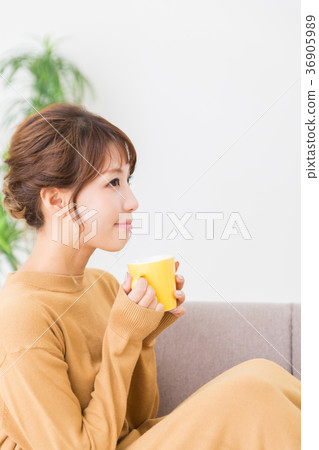 一個女人在一個房間裡喝一杯 一個女人在一個房間裡喝一杯 36905989