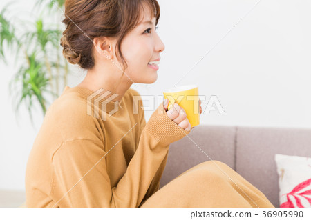 一個女人在一個房間裡喝一杯 一個女人在一個房間裡喝一杯 36905990