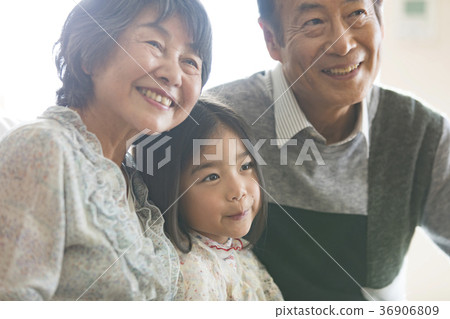 Grandparents grandchildren smile 36906809