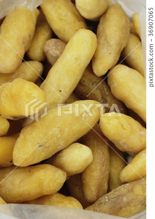 Beeswax at molding by hand is cubes. 36907065