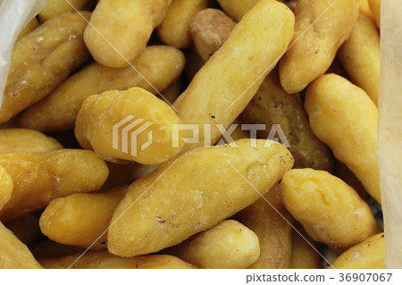 Beeswax at molding by hand is cubes. 36907067