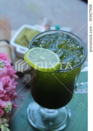 Iced green tea with lemon and matcha tea powder. 36907906