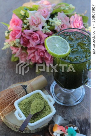 Iced green tea with lemon and matcha tea powder. 36907907
