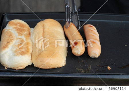 Grilled sausage with bread and tomato delicious. Grilled sausage with bread and tomato delicious. 36908114