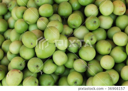 fresh apple green in the market. fresh apple green in the market. 36908157