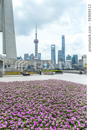 See the symbol tower and skyscraper on the opposite side from Huangura Park 36908413