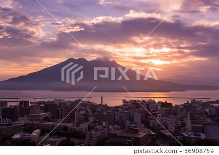 After the morning of Kagoshima Sakurajima Sakai Bay in the morning sun 36908759