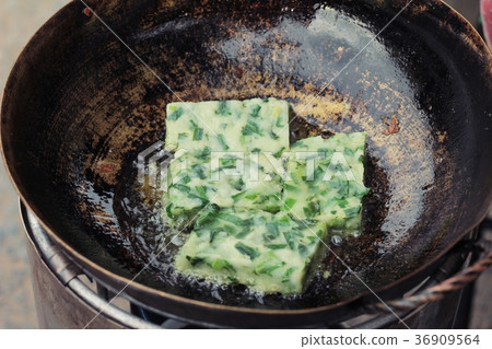 steamed dumpling stuffed with garlic chives 36909564