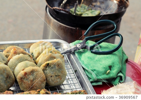 steamed dumpling stuffed with garlic chives 36909567