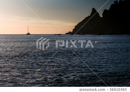 sea with the sun in the evening 36910365
