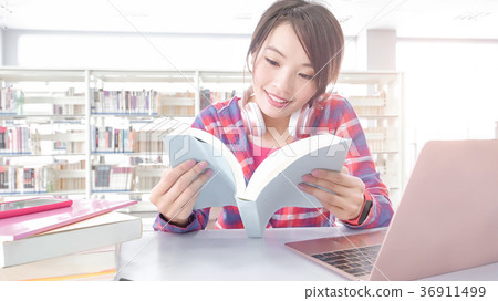 woman student in the library 36911499