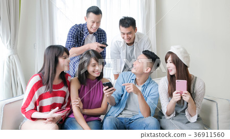 young people use phone 36911560