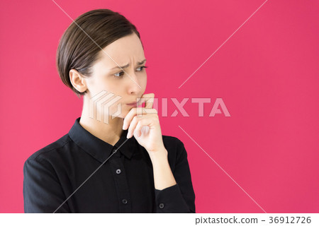 一個焦慮的表情的年輕女子 一個焦慮的表情的年輕女子 36912726