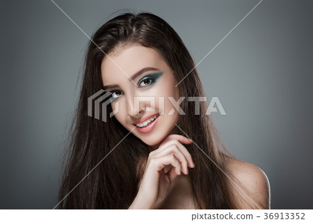 beautiful woman with green evening make-up 36913352