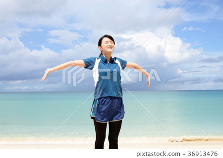 放鬆在熱帶沖繩島美麗的海灘的婦女 放鬆在熱帶沖繩島美麗的海灘的婦女 36913476