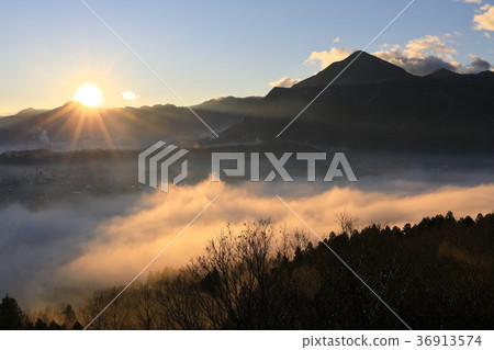 Mt. Buko and the sea of clouds in the Chichibu Basin 36913574