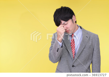 A tired businessman 36913727