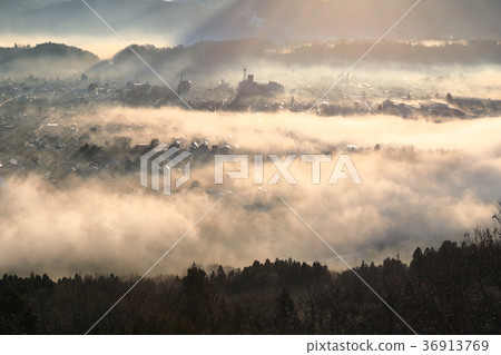 秩父盆地包裹在雲海中 秩父盆地包裹在雲海中 36913769
