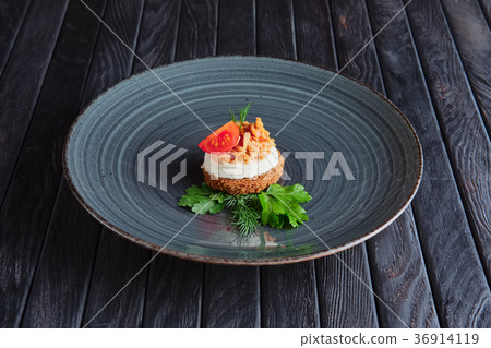 Meat, ricotta and tomato cherry on brown bread 36914119