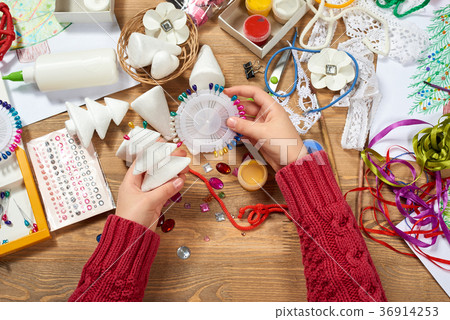 Children make crafts and toys, christmas tree Children make crafts and toys, christmas tree 36914253