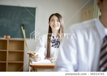 學生在教室裡學習 學生在教室裡學習 36914785