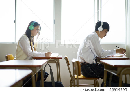 學生在教室裡學習 36914795