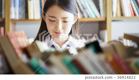 Students in the library 36914822