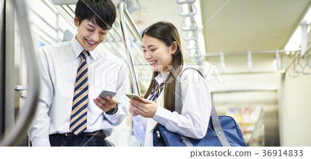 做火車的學生到學校 36914833