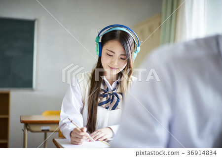 學生在教室裡學習 學生在教室裡學習 36914834