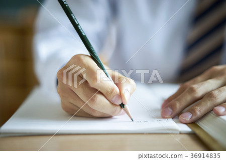 學生在教室裡學習 學生在教室裡學習 36914835