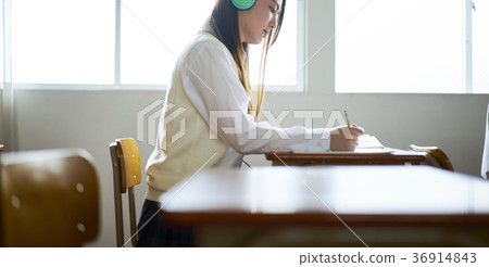 學生在教室裡學習 36914843