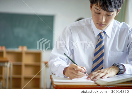 學生在教室裡學習 36914850