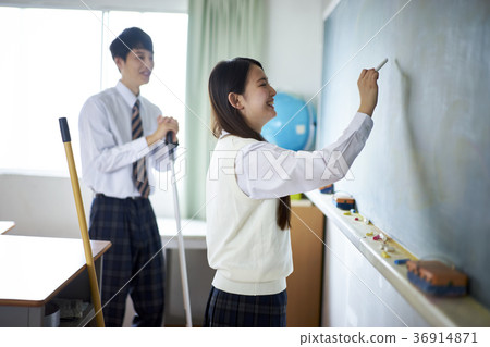 男女在教室裡 36914871