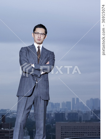 站立在屋頂的商人 站立在屋頂的商人 36915074