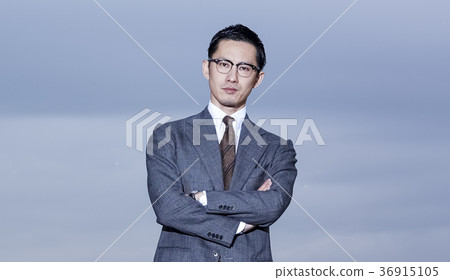 站立在屋頂的商人 36915105