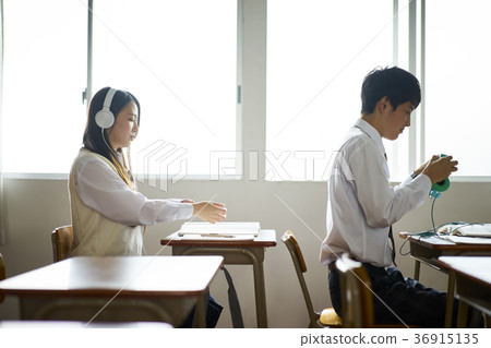 學生在教室裡學習 36915135
