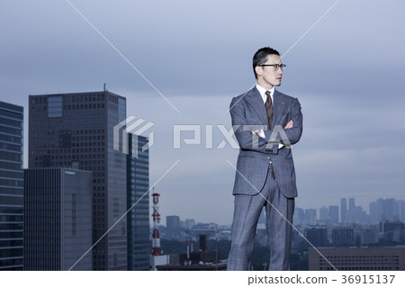 站立在屋頂的商人 站立在屋頂的商人 36915137