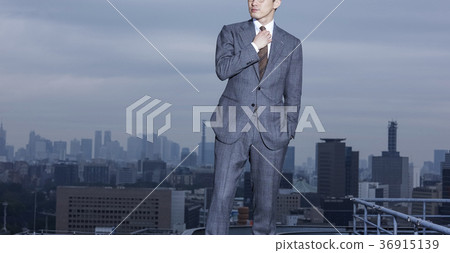 站立在屋頂的商人 36915139