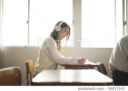學生在教室裡學習 學生在教室裡學習 36915141