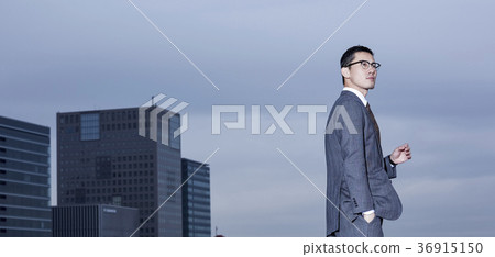站立在屋頂的商人 36915150